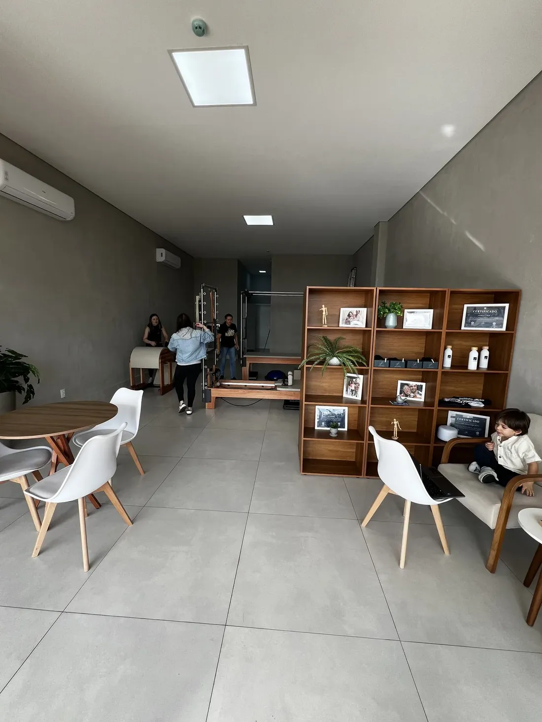 Sala de espera com estante e poltronas